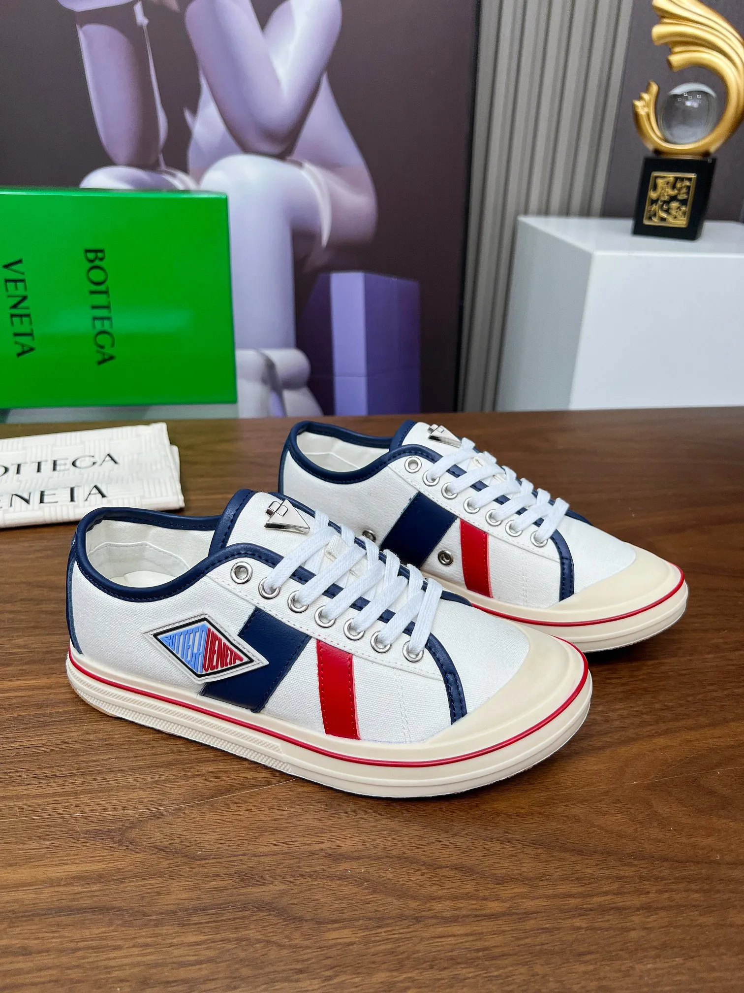 Men's men's shoes 💰500💰 Bottega Veneta BV's latest Eliot series retro basketball shoes casual sports canvas shoes will become gods once it is launched‼ ️ Inspired by retro basketball sneakers, the color combination highlights youthful vitality and perfectly interprets the theme of youth and childlike innocence. The details are also very particular. The summer canvas brings excellent durability and comfort. Designs such as calfskin trim, rubber toe caps and hand-painted retro red lines are full of retro feel. The round toe and convex sole add a modern feel and are suitable for various styles. Easily create a fashionable atmosphere. The upper foot is the focus...can be worn as a couple's shoes...The red lines on each shoe edge are hand-painted, which adds more taste and attitude! ✦Fabric: Original customized high-density canvas + cowhide ✦Inner: original customized breathable canvas ✦Insole: movable latex cowhide insole ✦Sole: original molded non-slip and wear-resistant TPU material ✦Sole thickness: 3cm, low-profile, single shoe ✦Number of sizes: female size 35--40, female 40 is customized and non-returnable❕ ✦Number: male size 39--45, male 45 is customized and non-returnable❗️